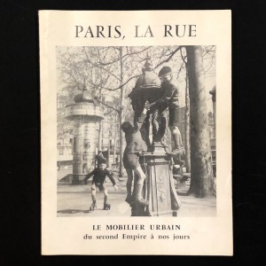 Paris, la rue. Le mobilier urbain.