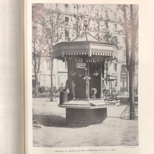 Paris, la rue. Le mobilier urbain.